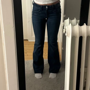 Mörkblå bootcut jeans från Gina Tricot - Snygga mörkblå jeans från Gina Tricot med bootcut passform och låga i midjan. Storlek 164! Aldrig använda!