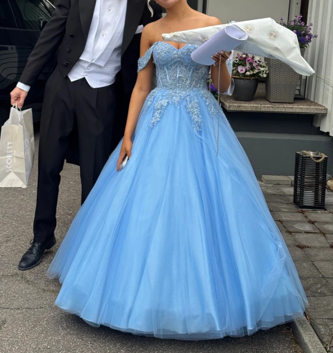 Ljusblå balklänning med spetsdetaljer - 3