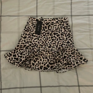 Leopardmönstrad kjol - Leopardmönstrad kjol från amisu. Helt ny, aldrig använd. 