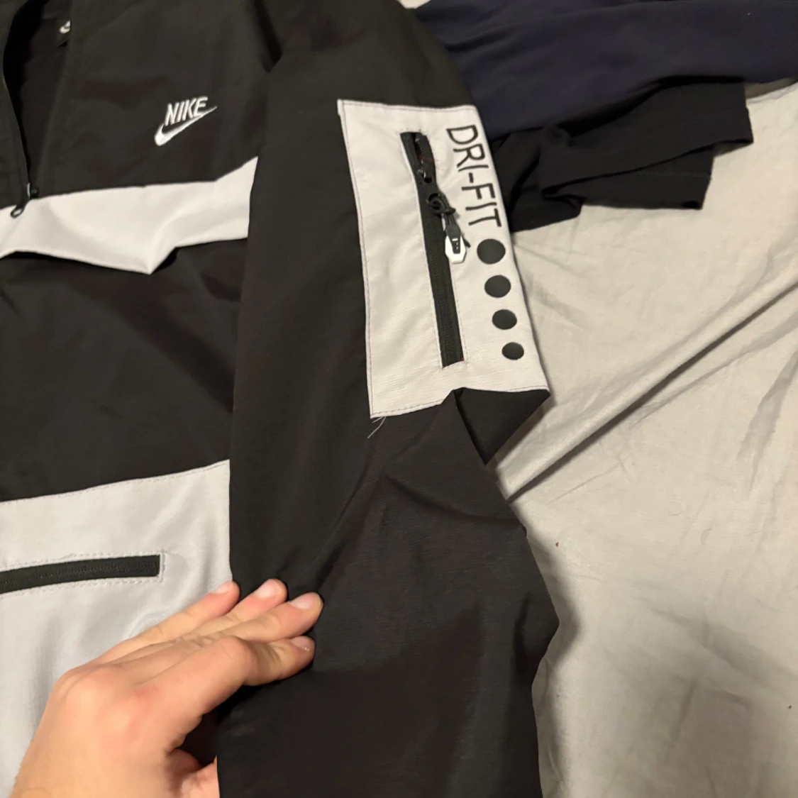 Nike Dri-Fit svart och vit vindjacka - 2