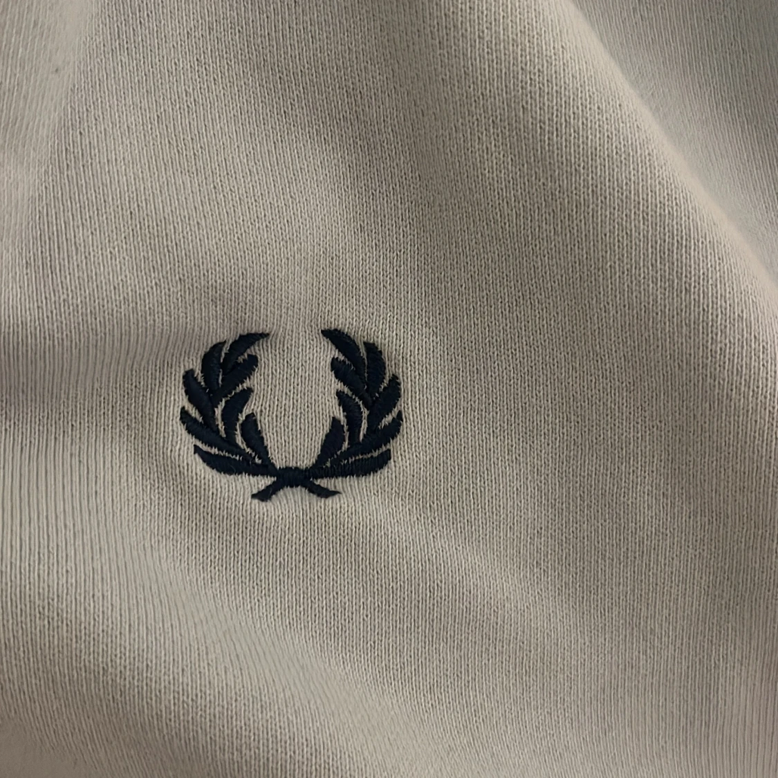 Ljusgrå half zip tröja Fred Perry - 1