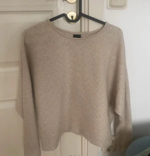 Beige ribbad tröja Gina Tricot S - Beige långärmad tröja från Gina Tricot i storlek S. Tröjan har ett ribbat mönster och är tillverkad i mjukt material med rund hals. Perfekt för dig som gillar enkel och clean stil med lite struktur.