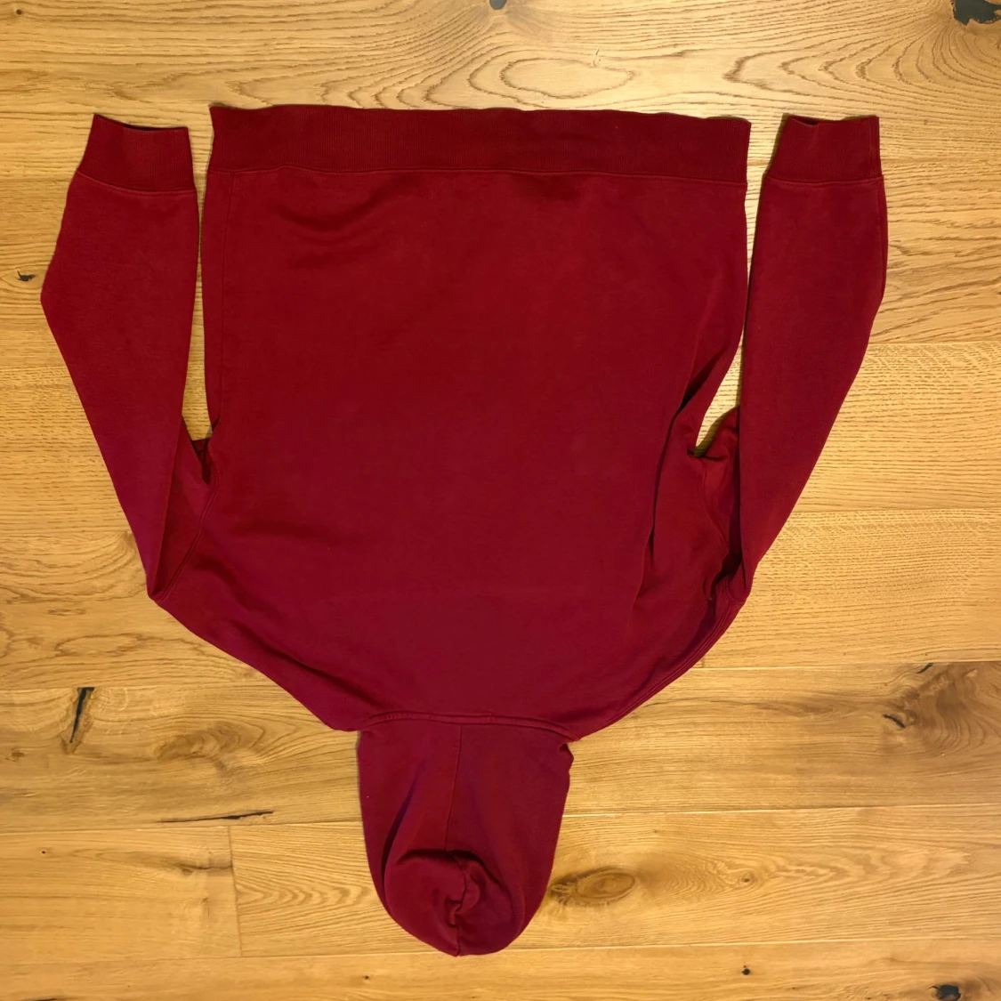 Mörkröd hoodie med huva och ficka - 3