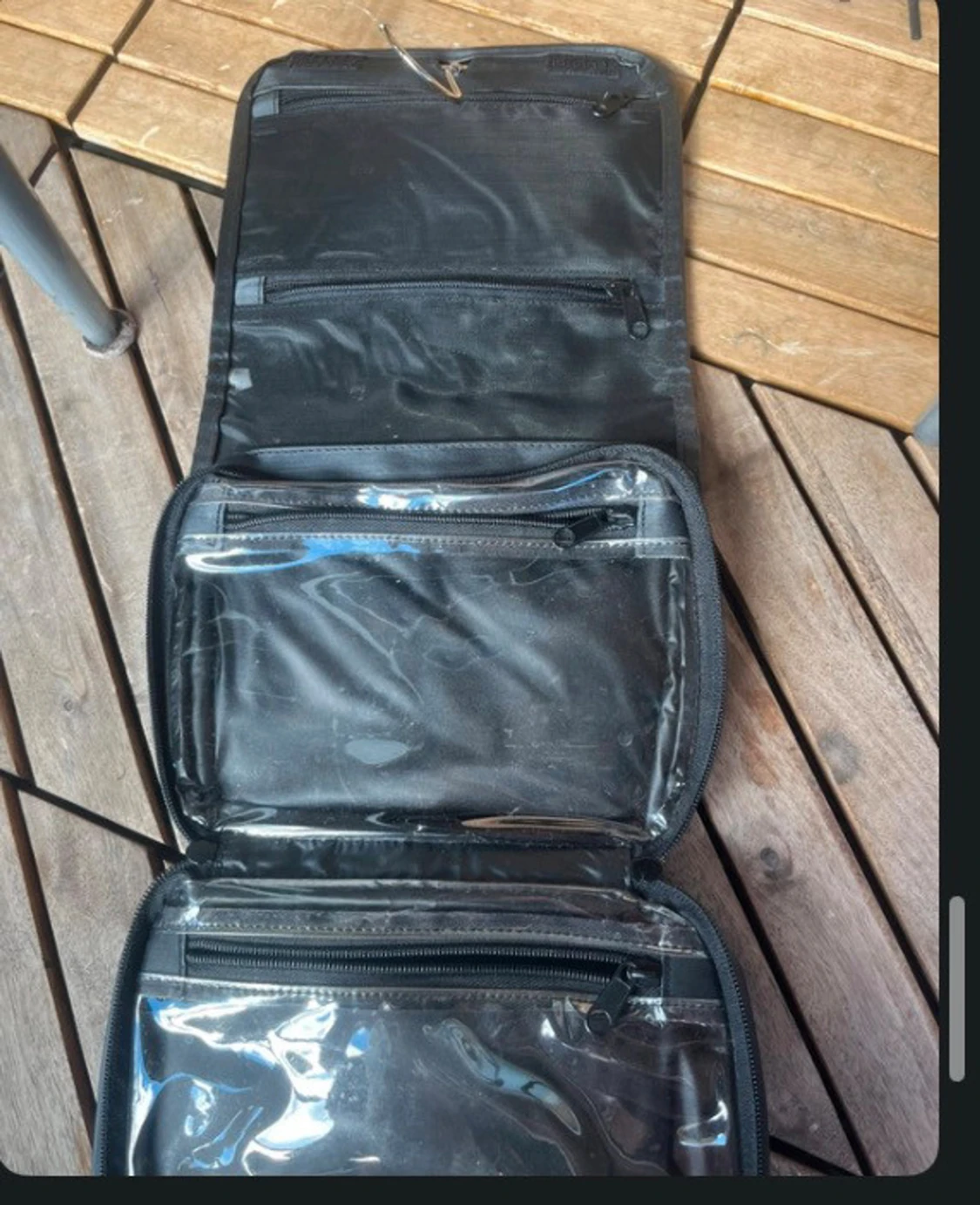 Svart necessär med dragkedjor och krokar