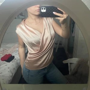 Glansig blus - Inga defekter, kontakta mig gärna för fler bilder❤️❤️