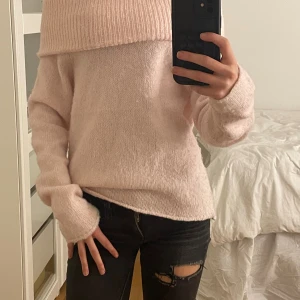 Ljusrosa offshoulder stickad tröja - Supermysig ljusrosa stickad tröja med bred ribbad offshoulder-krage. Tröjan har långärmade ärmar och är otroligt mjuk. Perfekt nu till kallare dagar! Köpt på gina för 400 kr men har aldrig använts sen dess. Så otroligt bra skick. Priset går att diskutera!!
