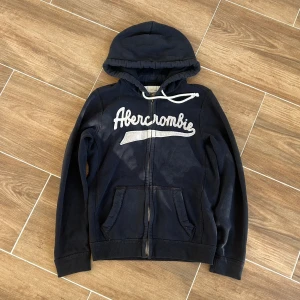 Abercrombie & fitch zip - En zip från Abercrombie & fitch i storlek S (HERR-tröja). Jag fraktar inom 24h. Se liknande plagg i min profil!