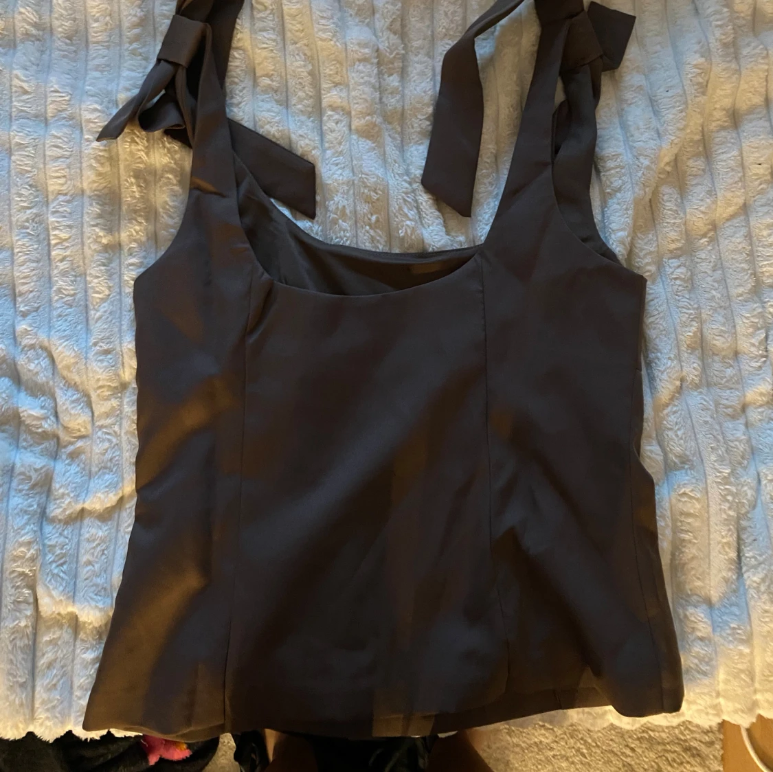 Brun linnetopp med knytband - 1