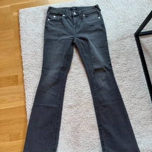 Grå bootcut jeans från true religion  - Snygga grå jeans från Ture religion i bootcut-modell. W28! Skriv vid funderingar! 