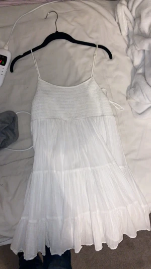 Vit somrig klänning - Säljer denna jättefina somriga klänning från Zara som i princip är oanvänd