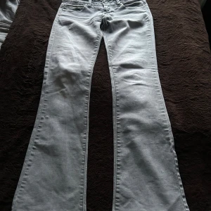 Crazy age  - Snygga grå jeans från crazy age, midjemått ca 38cm, innerbenslängd ca 83-84cm. Uppsrätta längst ner annars i väldigt bra skick