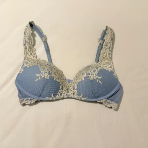 Gioia bh - Otroligt fin bh från intimissimi. Säljs inte längre och har en otroligt fin färg. Storleken är 75C men lappen är avklippt. Säljer då den ej kommer till användning. Skriv privat för fler frågor eller intresse av köp💕💕