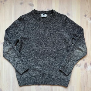 Stickad NN07 tröja - Tjenare! Säljer en otroligt fin och stilren stickad sweatshirt ifrån märket NN07. Den har inga tydliga deffekter och är i storlek S. Passar perfekt nu till hösten. Hör gärna av er vid frågor och funderingar!🤗