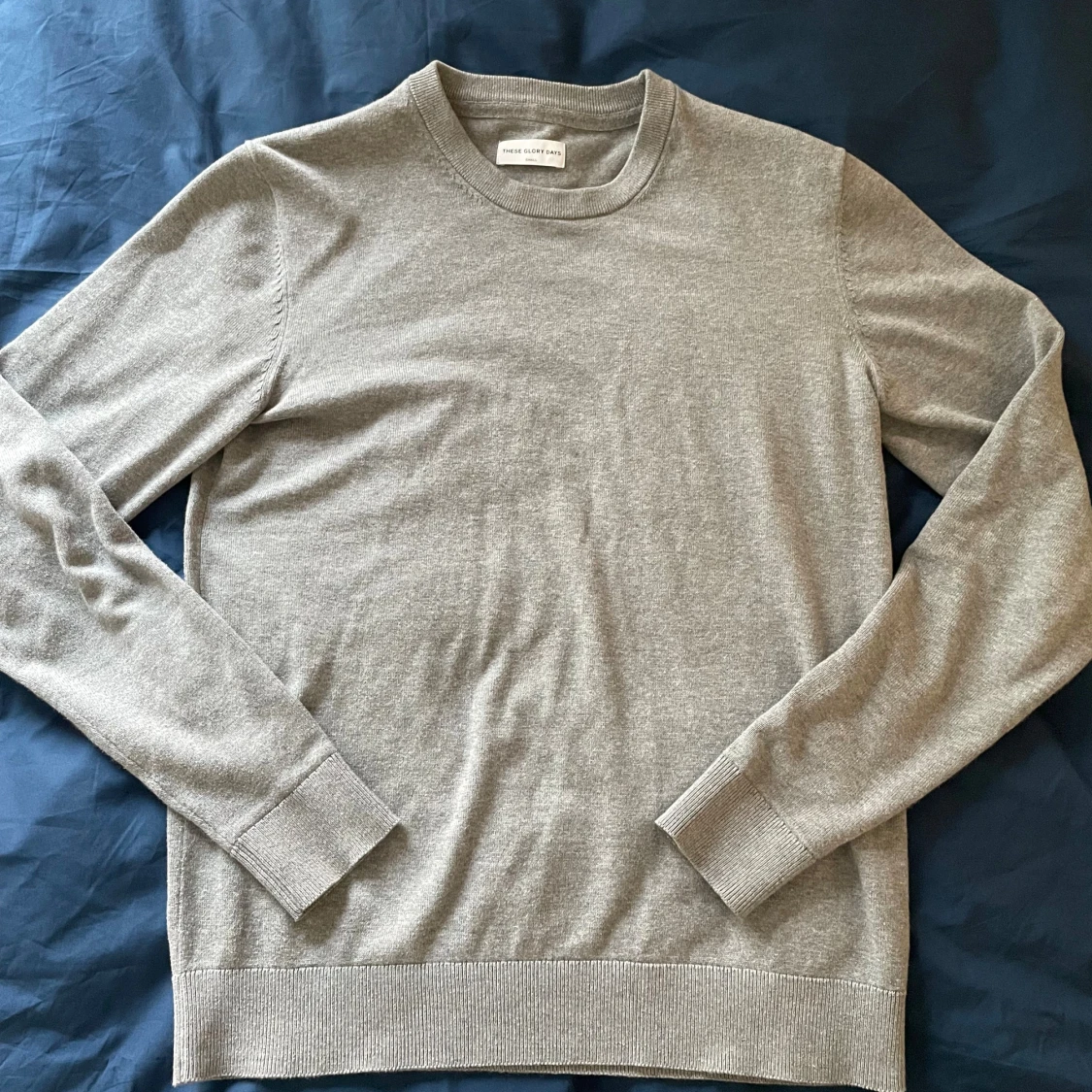 Grå stickad tröja These Glory Days