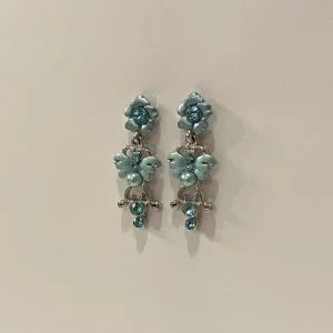 ljusblåa örhängen - Fina örhängen av god kvalitet. Längden på örhänget är ca 4cm