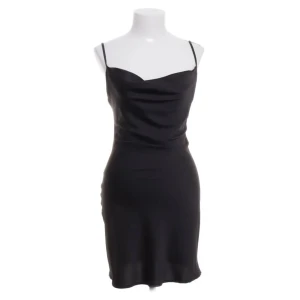 Urban Outfitters klänning  - UO Mallory Cowl Slip Dress. Storlek L. Passar även M. Fint skick! 