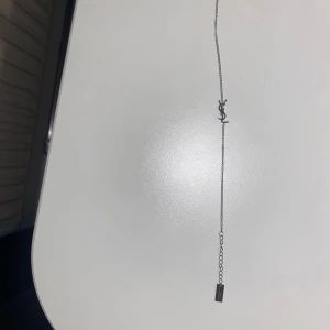 Saint Laurent silver halsband - Säljer nu detta riktigt snygga YSL armbandet! Det är knappt använt så det är i nyskick. Bara att skriva vid frågor! 