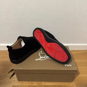 Christian Louboutin  - Christian Louboutin skor i storlek 42, väldigt schyssta och snygga, är i väldigt bra skick endast använda en gång. Medela vid funderingar 