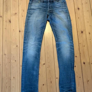 Jack and Jones jeans med sjuka fades slim fit - Passar W28-29. L34 så bra till folk över 183 typ. Sjuka fades också