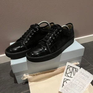 Svarta sneakers från Lanvin i mocka - Tja, säljer nu mina as feta svarta Lanvins, dom är fräscha och bra skick, box, dustbags och kvitto medföljer. Priset är absolut inte hugget i sten 🪨 hör av vid intresse 