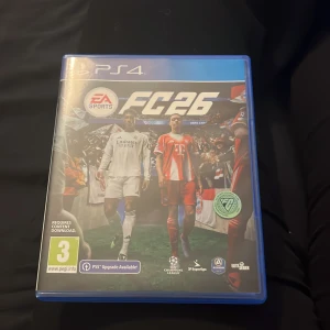 EA Sports FC 26 PS4 - EA Sports FC 26 till PlayStation 4, komplett med fodral och skiva i mycket gott skick. Populärt fotbollsspel med uppdaterade lag och Champions League. Passar alla åldrar från 3 år. PS5-upgrade tillgänglig. Perfekt för fotbollsälskare! Original pris 899kr. Pris går att diskutera 