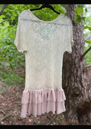 Ester Elenora Klänning - Ny med lapp!  Storlek One Size passa bäst S-M  Rosetten är baktill  Färg ros/ champagne.