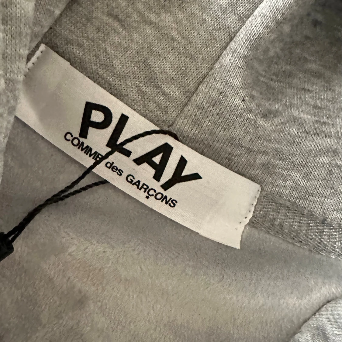 Grå hoodie från Comme des Garçons Play - 2