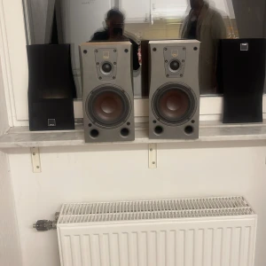 Dali Concept 1 - Säljer ett par Dali Concept 1 högtalare i fint skick. Klassiska bokhyllehögtalare med bra ljud och tydlig bas. Inga synliga defekter eller större slitage, frontskydd medföljer. Perfekt för stereo eller hemmabio. Tillverkade i Danmark.