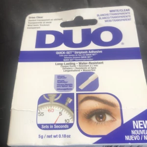 DUO Quick-Set franslim transparent - DUO Quick-Set StripLash Adhesive är ett vitt/transparent franslim som torkar snabbt och blir genomskinligt. Limmet är vattenresistent och långvarigt, perfekt för att fästa lösögonfransar. Kommer i en tub på 5g med silikonapplikator för enkel applicering.