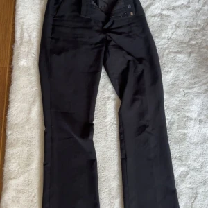 Svarta kostymbyxor från Bik Bok - Svarta kostymbyxor från bikbok. Har sprättat upp dom så de blev några cm längre 