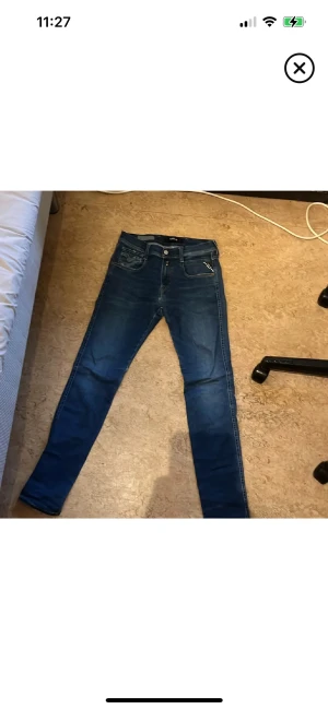 Replay Hyperflex skinny jeans blå - Säljer ett par Replay Hyperflex jeans i mörkblå tvätt med klassisk femficksdesign. Modellen är skinny med smal passform och stretchigt material för extra komfort. Snygga detaljer och läderpatch bak i midjan. Perfekt för dig som gillar stilrena och tajta jeans.