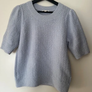 Ljusblå stickad tröja från COS - Superfin ljusblå stickad tröja från COS i storlek M använd mycket men inga defekter på den❣️❣️