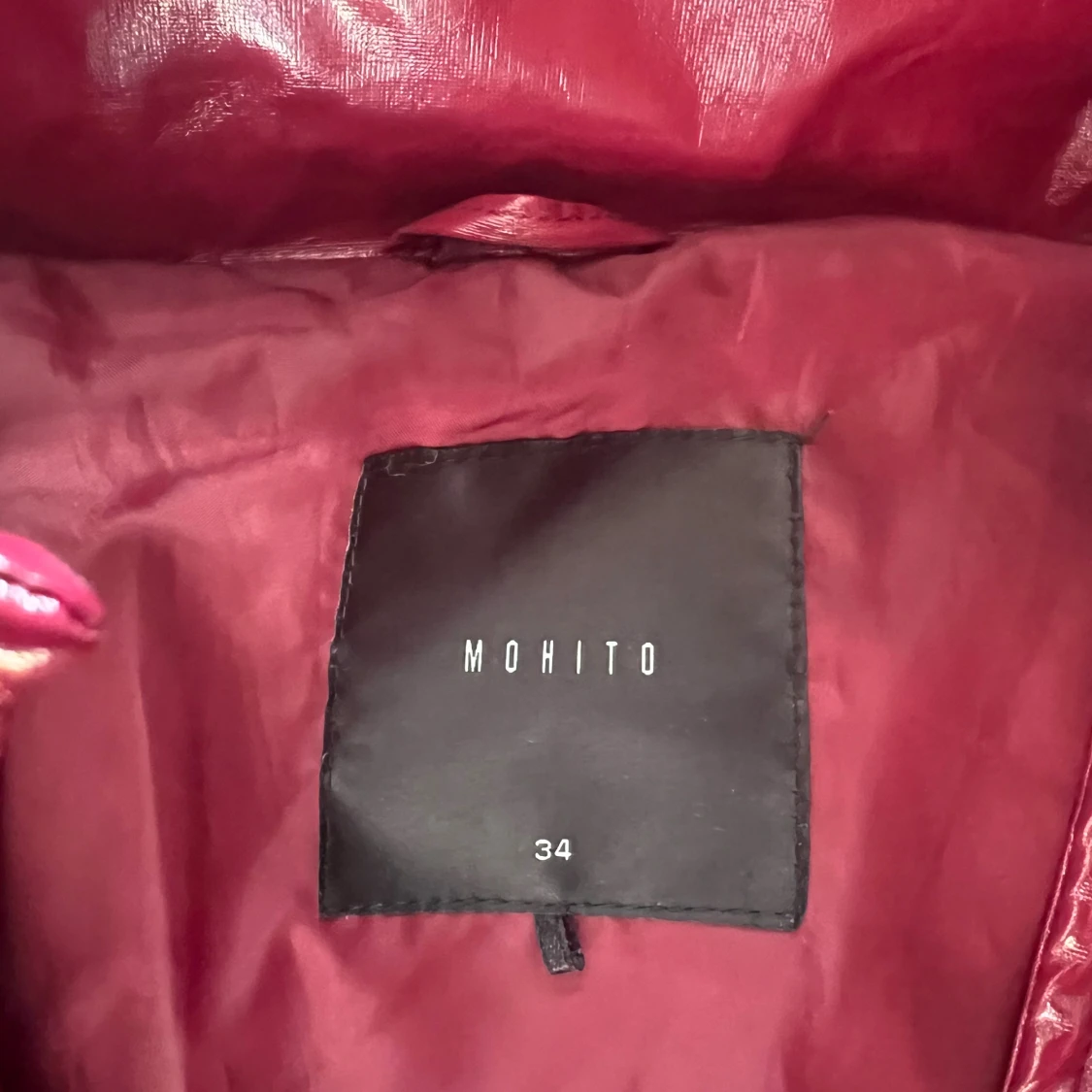 Vinröd pufferjacka från Mohito - 2