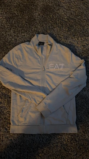 Emporio Armani tröja  - Armani tröja storlek XS kan även passa xl i barnstorlek. Har änvänt den ett par gånger. Det är en tunn tröja inte så tjock. 