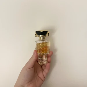 Fame Rabanne intense - Mycket kvar i flaskan. 30ml. Doftfamilj : Fruktig-blommig Toppnot : Mango, Bergamot Hjärtnot: Jasmine, rökelse Basnot: Sandelträ, vanilj