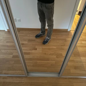 Levis 511 slim fit - Säljer ett par gråa Levi's 511 jeans i storlek 30/30. Jeansen har normal passform och är tillverkade i mjukt bomullsmaterial. Perfekt för dig som gillar stilrena och tidlösa jeans med snygg tvättad look. I jätte bra skick och inga defekter.