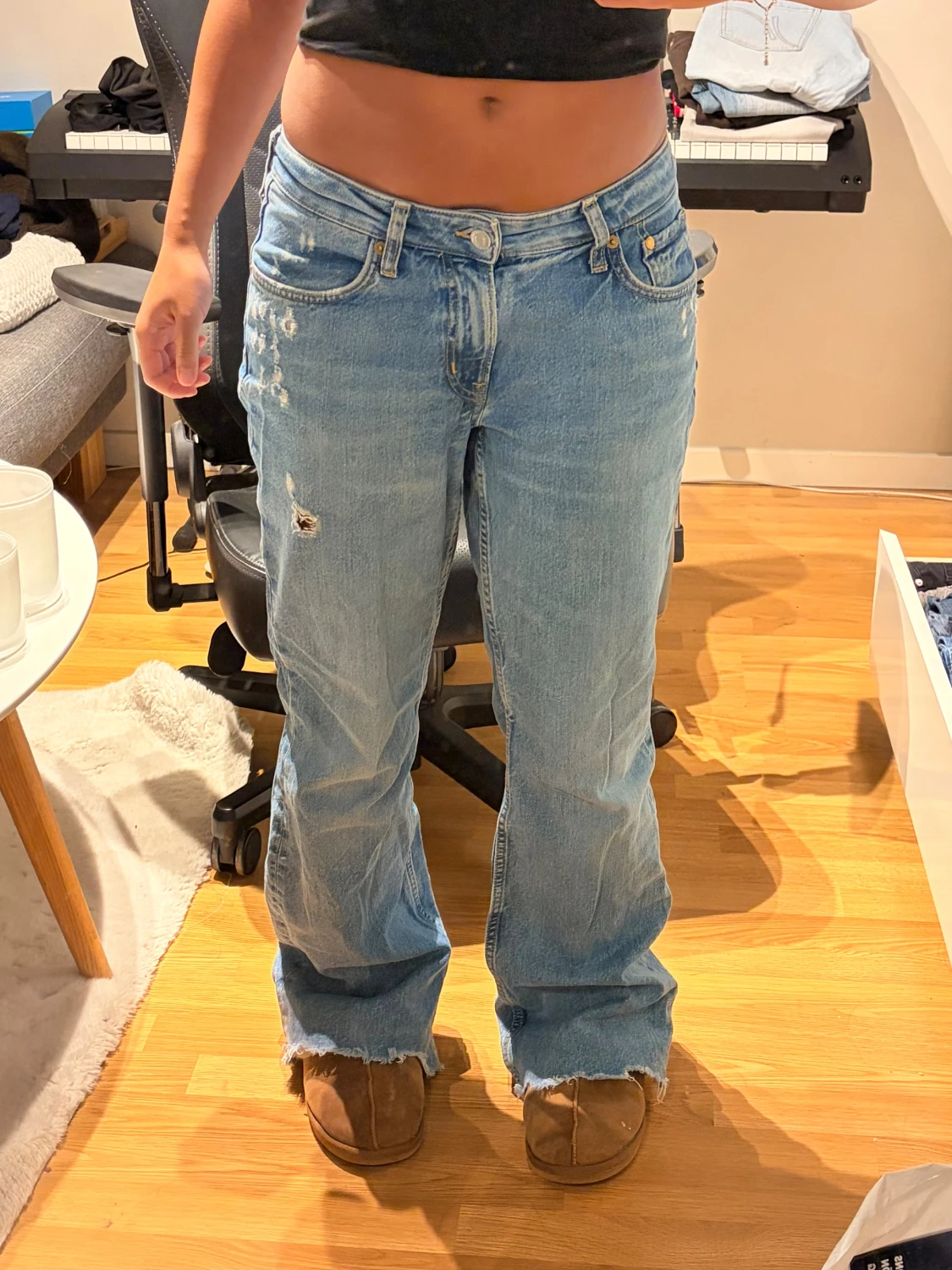 lågmidjade ljusblå jeans
