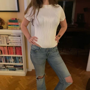 Vit body💕 - super fin vit t-shirt body, aldrig använd💕💕💕