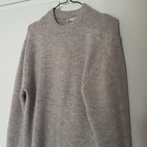 Stickad tröja  - Oanvänd stickad tröja från Zara. Storlek M