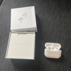 AirPods Pro 2 - Säljer ett par AirPods Pro i mycket fint skick, komplett med originalförpackning. Funktioner som aktiv brusreducering, transparensläge och adaptiv ljudkontroll. Inga synliga repor eller skador, ser ut som nya. Perfekt för musik, samtal och träning.