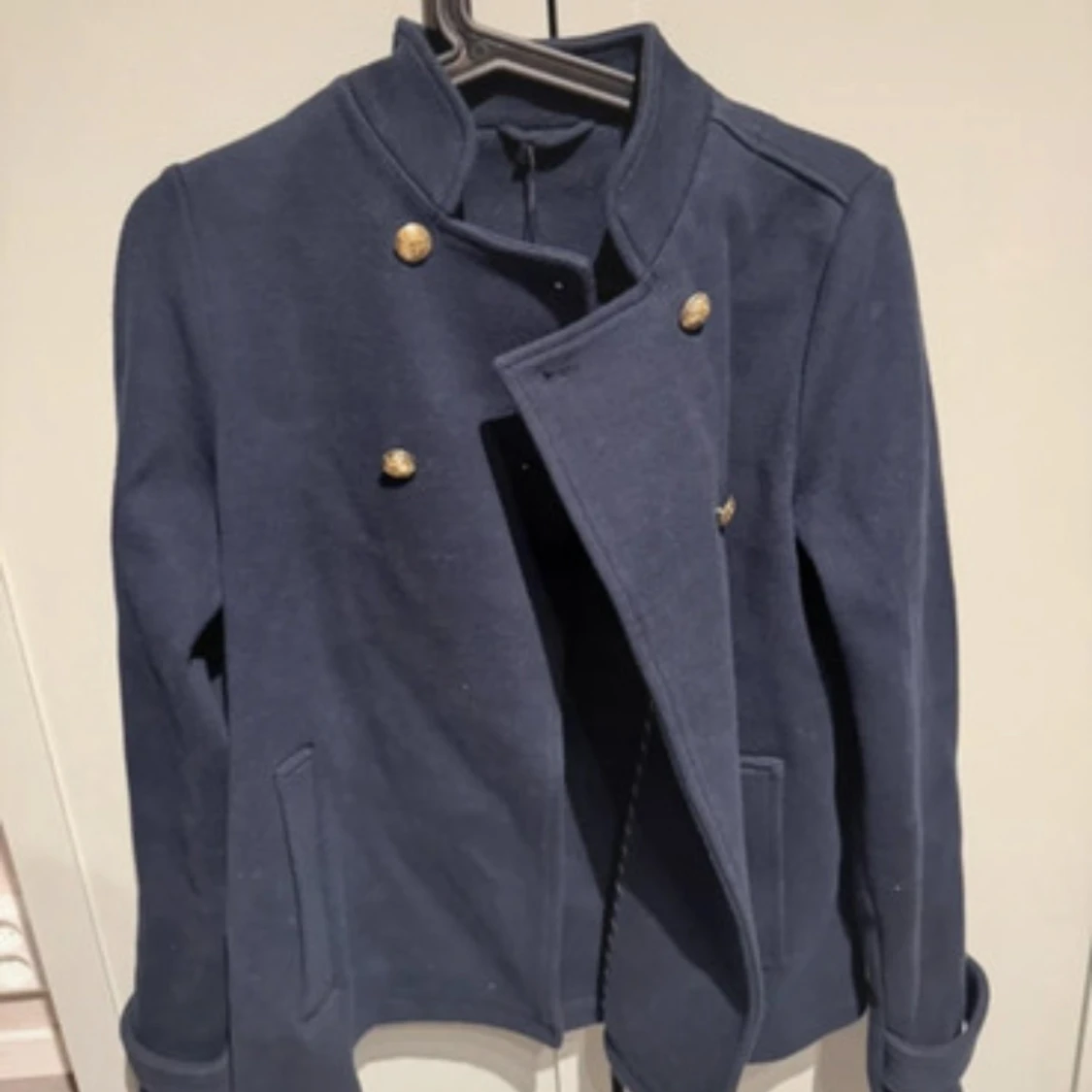 Mörkblå skepparkavaj med guldknappar - 3