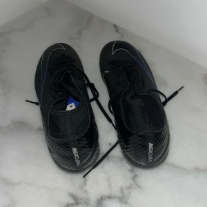 Nike Mercurial fotbollsskor svart/blå - Säljer ett par Nike Mercurial Air Zoom Fotbollsskor Storlek 42,5 