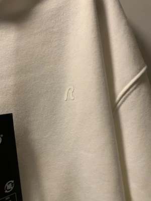 Vit sweatshirt från Replay XXXL ny pris ca 990 - Vit sweatshirt från Replay i storlek XXXXL. Tröjan har en klassisk rund halsringning med ribbad kant och ett diskret Replay-logotyp på bröstet. Tillverkad i mjuk bomull med långa ärmar och avslappnad passform. Perfekt för chill dagar.
