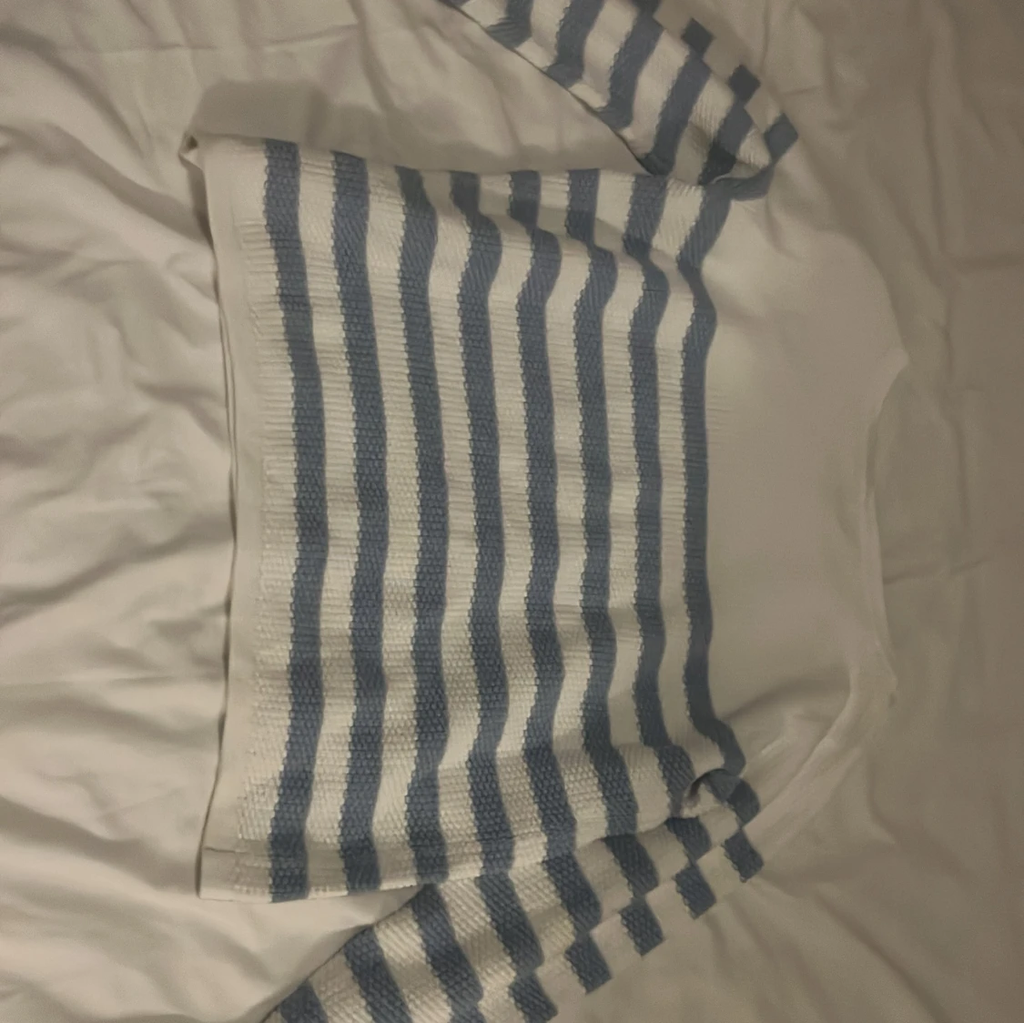 Vit och blå randig tröja från Newhouse