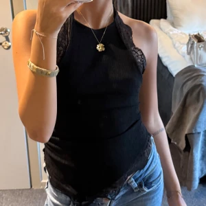 Svart spetsdetaljerad linnetopp - Svart spets festtopp. Jättefin till fest eller middagar❤️ 