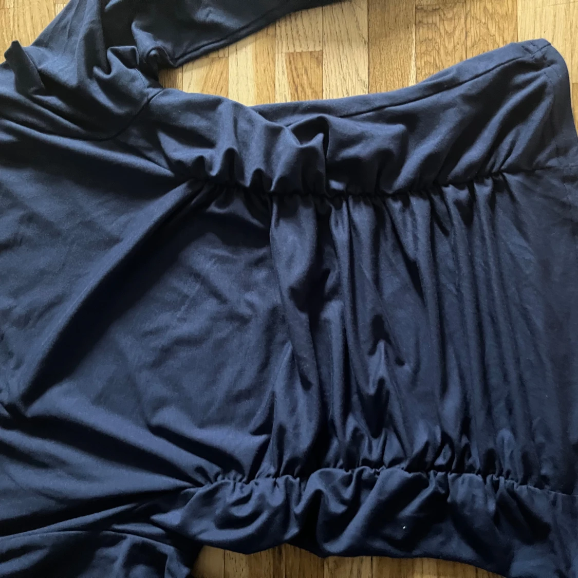 Mörkblå långärmad topp med rynk - 2