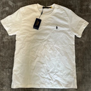 Snygg vit t-shirt - Snygg T-shirt, aldrig använd, skriv vid frågor