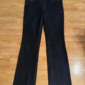 Guess jeans - Snygga mörkblå jeans från Guess med klassisk bootcut-modell. Jeansen har en sten på framsidan och Guess loggan på jeansens bakficka. Storlek 26 och säljer dem då de blivit för små! Är öppen till andra prisförlag, meddela gärna  kring andra funderingar🙌🏻💕