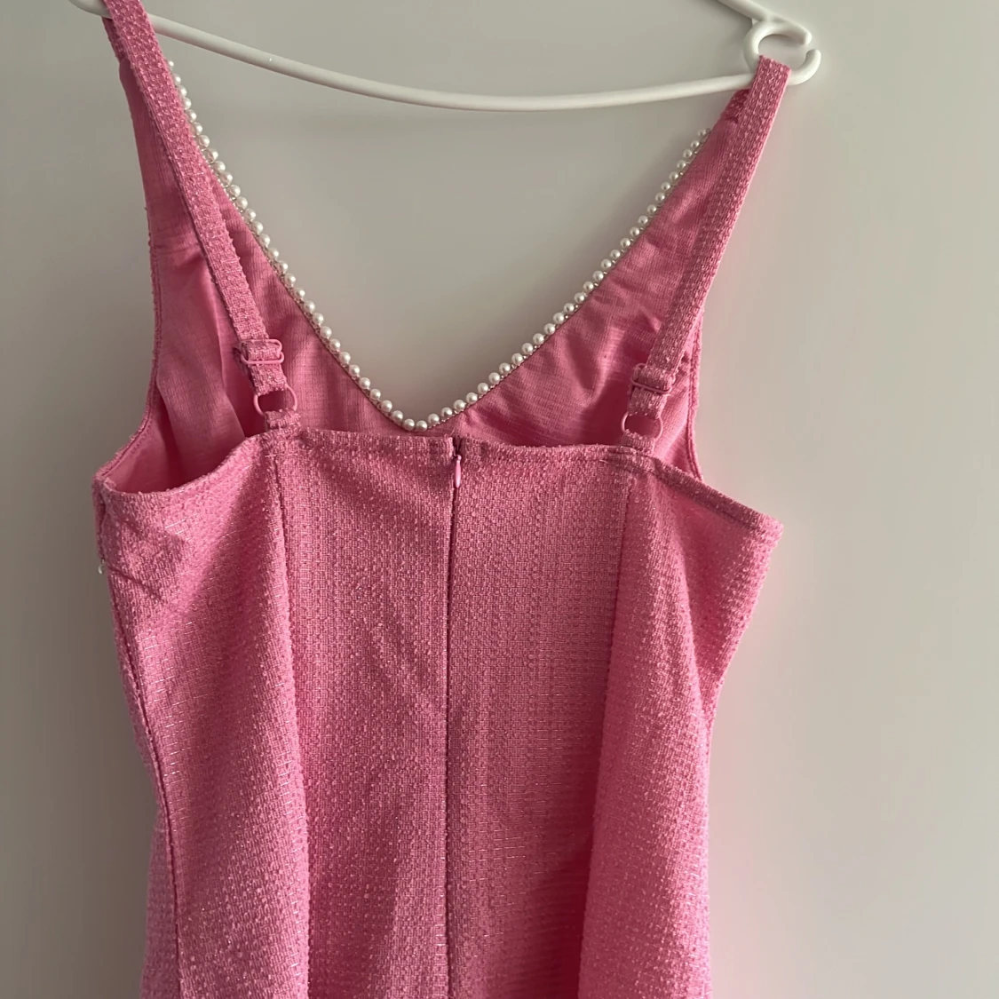 Rosa kort klänning med pärldetaljer - 2