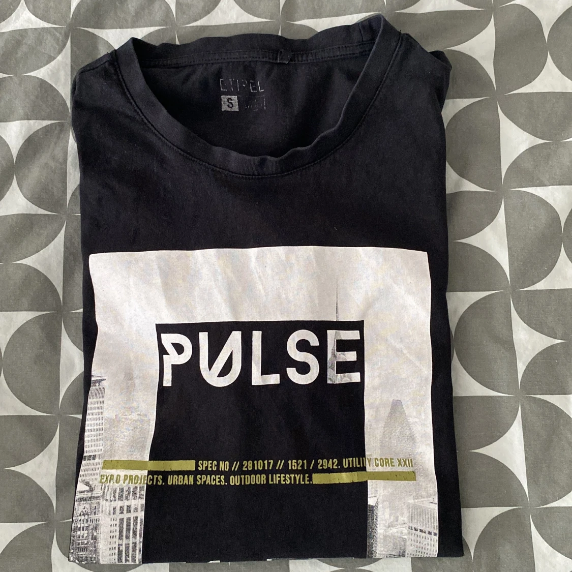 Svart t-shirt med Pulse-tryck från Etirel